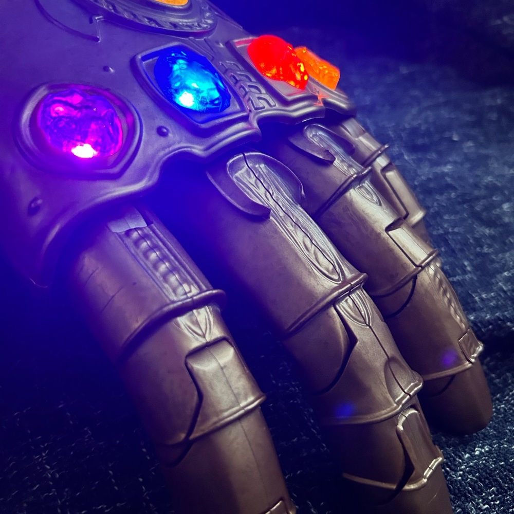 Marvel Infinity Gauntlet Toy with Multicolor Stones - Picture 7 of 8